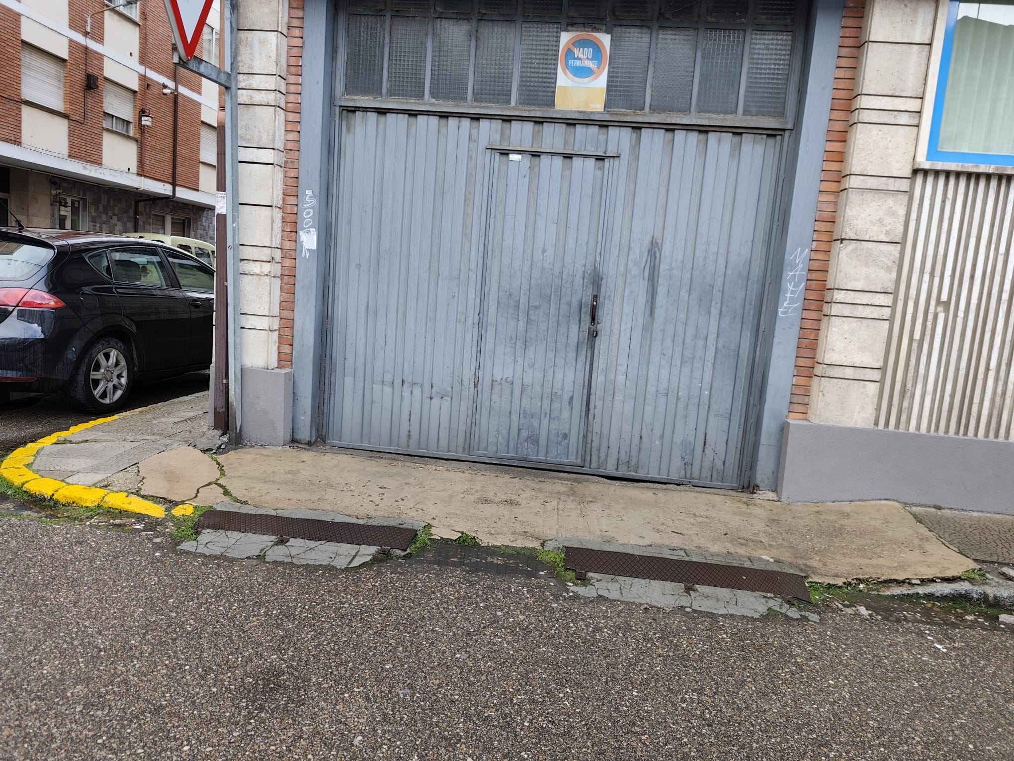 COCHERA CERRADA EN GUARDO